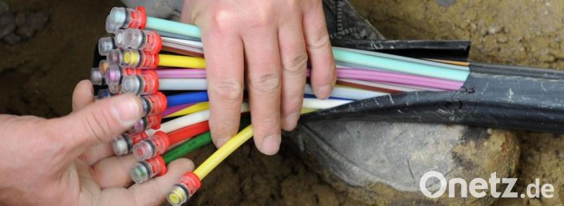 Dank Glasfaserkabeln soll das Internet in den Weidener Schulen an Geschwindigkeit zulegen. Symbolbild: Peter Kneffel/dpa