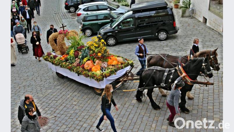 Mit dem Einholen des reich geschmückten Erntewagens des Landvolks Brudersdorf-Diendorf, darauf die stattliche Erntekrone, begann in Nabburg der Festtag wie in kaum einer anderen Pfarrei in der ganzen Region. Bild: bph