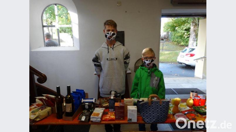 Vorschriftsmäßig mit Maske, verkauften die Ministranten in Trevesen ihre Waren. Bild: twg