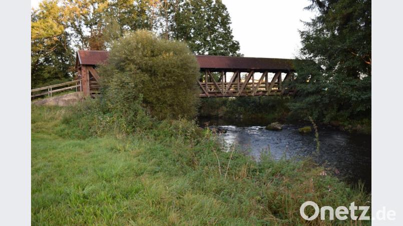 Der Steg über die Pfreimd wird demnächst erneuert. Nach neueren Überlegungen könnte er der Zugang zum späteren Naherholungsgebiet an der Pfreimd werden. Bild: bnr