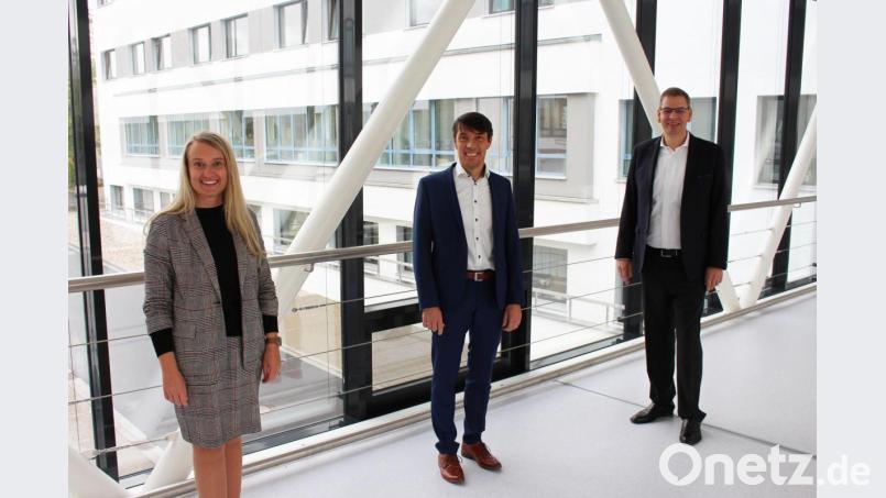 Michael Gleißner (Mitte) ist seit dem 1. Oktober Kaufmännischer Direktor der Kliniken Nordoberpfalz AG. Er unterstützt die Geschäftsführung mit Vorstand Dr. Thomas Egginger und Medizinischer Direktorin Michaela Hutzler. Bild: Kliniken Nordoberpfalz AG, Michael Reindl