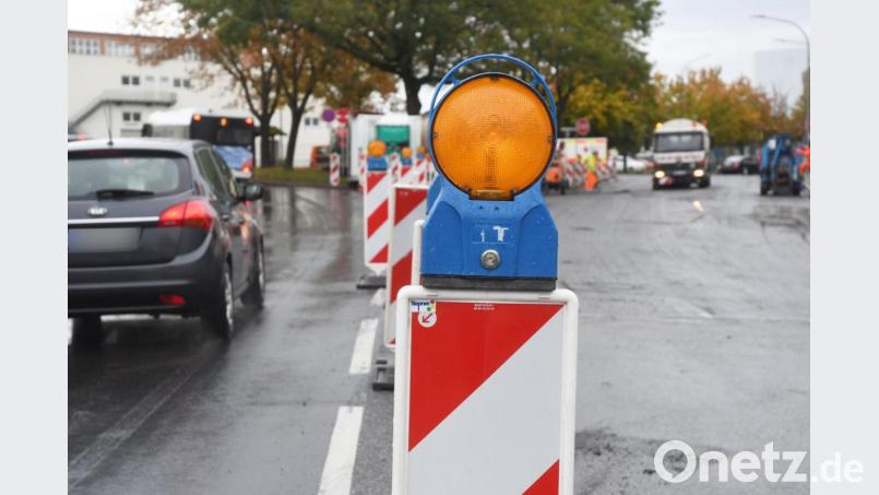 Abgefräst: Der Verkehr wird in der Moosbürgerstraße vor der Einmündung in die Dr.-Seeling-Straße auf einigen Metern auf der südlichen Fahrbahn konzentriert. Dadurch wird die nördliche Seite für die Deckenbauarbeiten freigeräumt. Bild: Gabi Schönberger