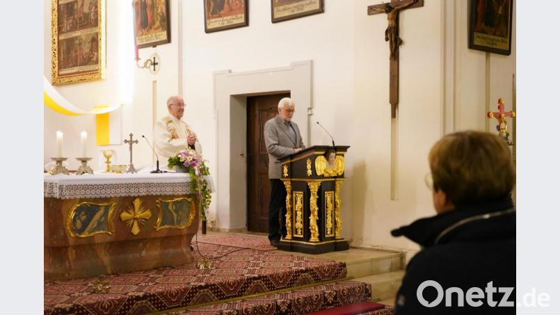 Feier zum 50-jährigen Priesterjubiläum von Pfarrer Franz Winklmann (links): KLB-Vorsitzender Manfred Kellner (rechts) trägt die Fürbitten vor. Bild: fvo