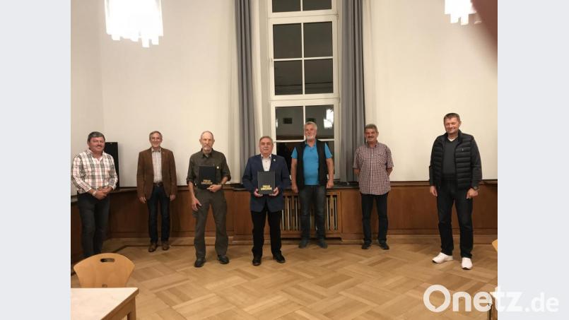 Das ist das neue Führungsteam - mit bekannten Gesichtern: (von links) Vorsitzender Werner Kandler, Landesvorsitzender Süddeutschland Gerhard Stärk, Geehrte Hermann Böhm und Boris Damzog,
Kassier Heinrich Hildebrand, Schriftführer Georg Dötsch und Beisitzer Franz Strigl. Bild: ils