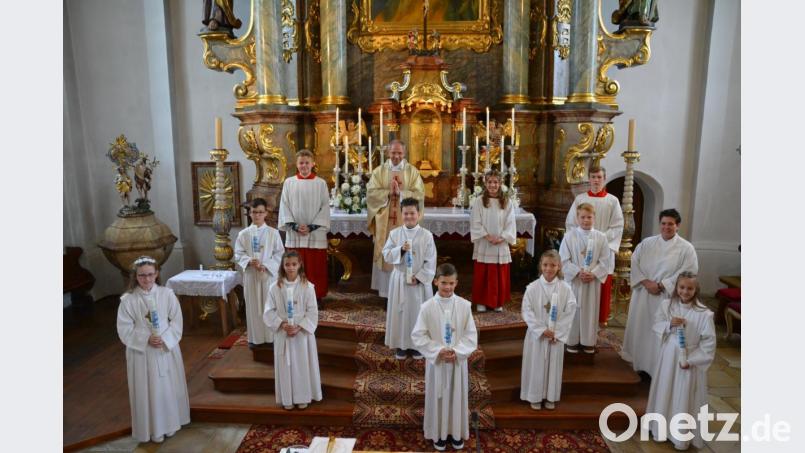 Die acht Kommunionkinder zusammen mit Pf. Johann Hofmann und Gemeindereferentin Barbara Schlosser. Bild: fdl