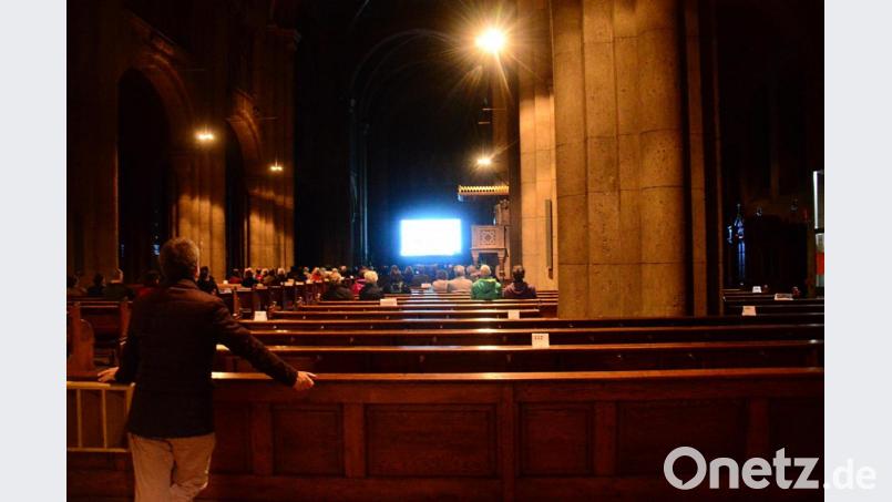 Eine Kirche als Kino. Der Förderkreis für Kirchenmusik zeigt Karl Valentins "Der Sonderling". Bild: Kunz