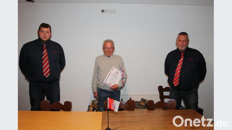 Siegfried Lang (Mitte) freut sich über die Auszeichnung durch die Vorsitzenden Peter Meyer (rechts) und Dominik Meyer. Bild: pi