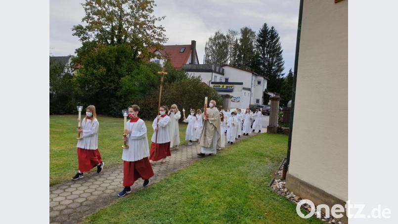 Einzug der Kommunionkinder mit ihrem Gemeindepfarrer Roland Klein und der Religionslehrerin im Kirchendienst (i.K) Stefanie Seufert-Wolf. Bild: dlu