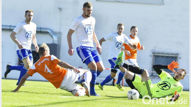 Der herausstürzende Auerbacher Torhüter Sebastian Kausler (rechts) ist vor dem nach vorne aufgerückten Rosenberger Neuzugang Timo Nürnberger (links) am Ball. Bild: Hubert Ziegler