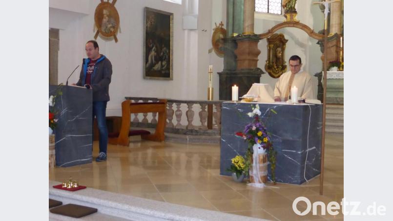 Den Gottesdienst in der Pfarrkirche am Fahrenberg gestaltete Pfarrer Konrad Amschl. Mit im Bild Reinhard Höcht bei der Lesung. Bild: Siegfried Walter/exb