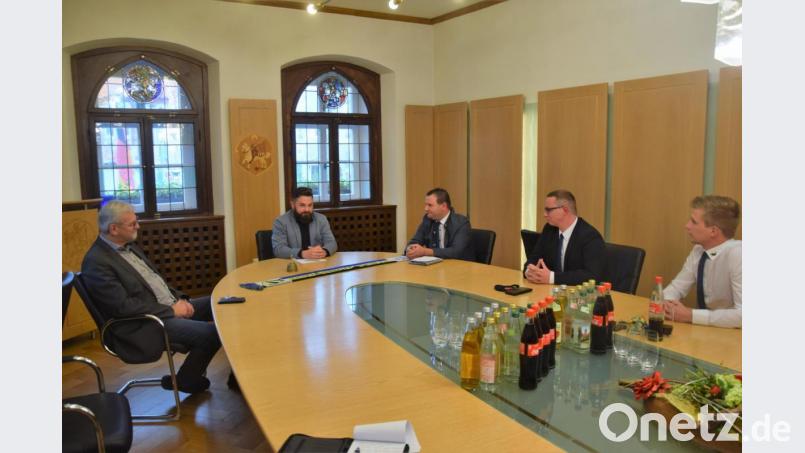 Kein Fasching 2020/21 in der Kreisstadt: Kulturreferent Max Peter und Bürgermeister Sebastian Dippold bekommen die Entscheidung von den Faschingsvereinsvorsitzenden Jürgen Trescher, Kevin Hammer und Julian Kuttner (von links) erläutert. Bild: fz