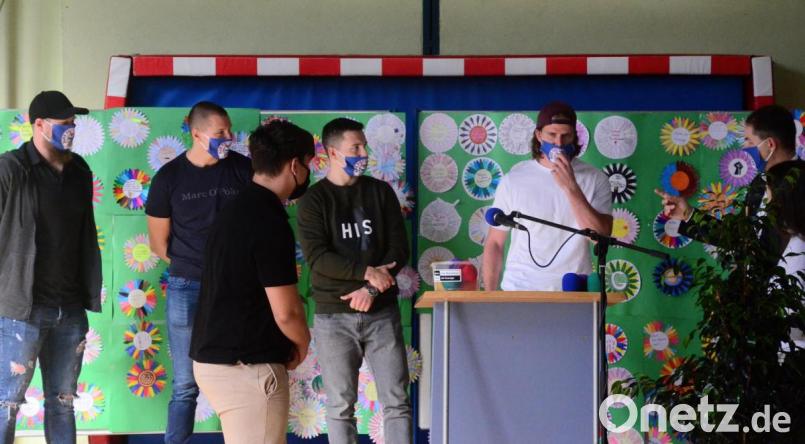 Spieler der Blue Devils stellen sich den Fragen der Schüler. Bild: Kunz