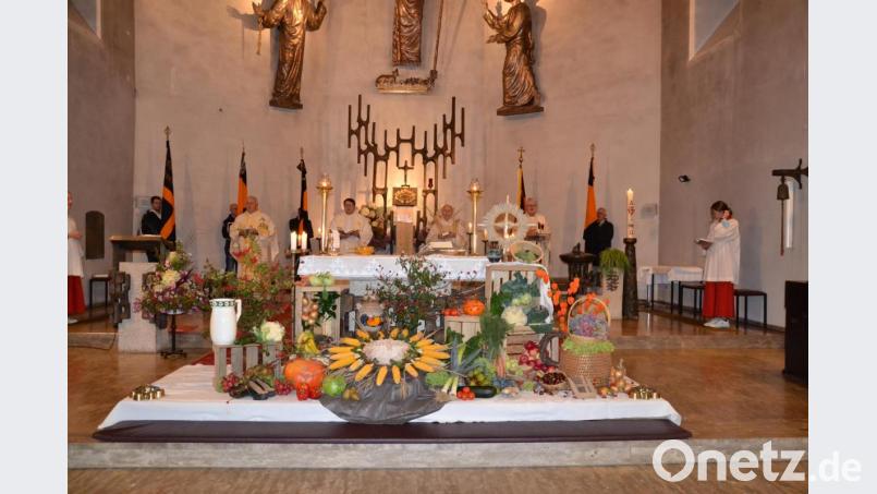 In Konzelebration feieren Diözesanpräses Karl Dieter Schmidt, Bezirkspräses Josef Most, Pfarrer Udo Klösel und Diakon Herbert Sturm (von rechts) den Abschiedesgottesdienst mit den Kolpingsfamilien des Bezirks Fahrenberg. Bild: gi