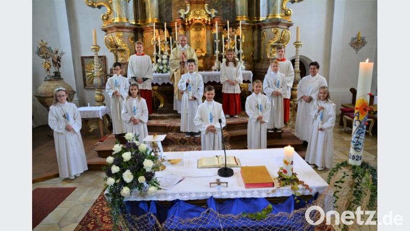 Die acht Kommunionkinder zusammen mit Pf. Johann Hofmann und Gemeindereferentin Barbara Schlosser. Bild: fdl