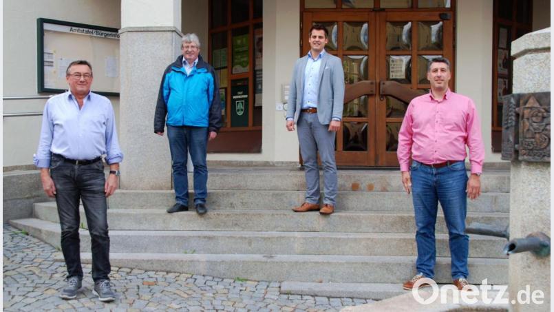 Bürgermeister Rudolf J. Teplitzky (hinten, rechts) stellt mit seinen drei Amtsleitern – Kämmerer Michael Hösl (von links), Wolfgang Ruhland (Hauptamt) und Andreas Mandl (Bauamt) – die Optimierungen im Rathaus vor. Flexible Arbeitszeiten und Terminvereinbarungen sollen für mehr Bürgerfreundlichkeit sorgen. Bild: Portner
