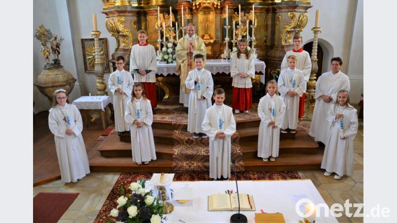 Acht Ehenfelder Kinder feiern zusammen mit Pfarrer Johann Hofmann und Gemeindereferentin Barbara Schlosser Erstkommunion. Bild: fdl