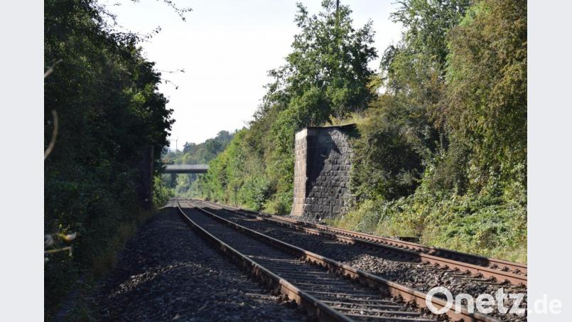 Auf dem bestehenden Fundament soll die neue Geh- und Radbrücke in Iffelsdorf gelagert werden. Die Umsetzung scheiterte bisher an der Bundesbahn. Bild: bnr