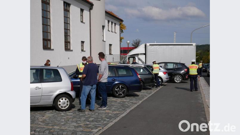 Reger Kontrollbetrieb herrschte am Freitag zeitweise an der Egerer Straße in Waldsassen. Bild: hmr