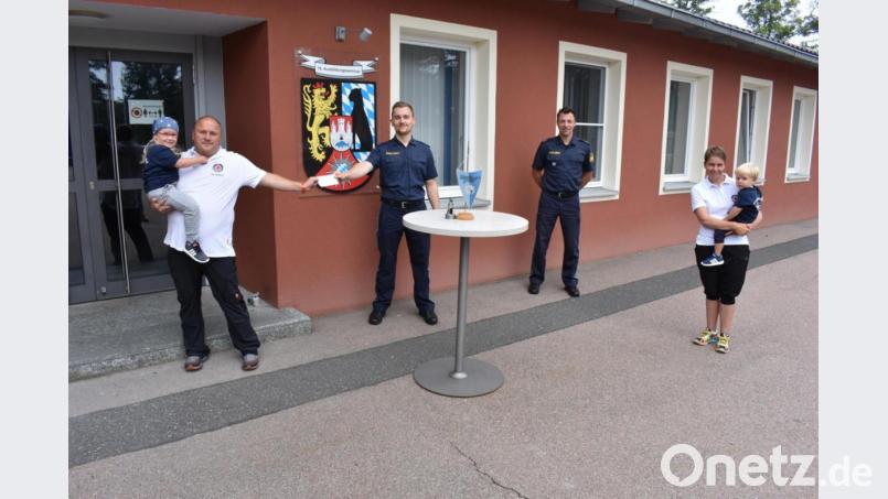 Der Vorsitzende der WW-Nabburg Oliver Boetcher mit Tochter, POW Minks, POK Stangl sowie Doris Kraus-Boetcher mit Sohn freuten sich über die Spendenbereitschaft der Polizisten. Bild: PHK Lottner/exb