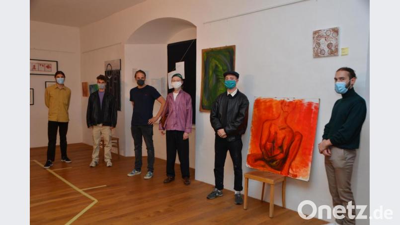 Verschiedene junge Künstler präsentieren ihre Werke im zweiten Stock der Friedrichsburg. Verantwortlich für den Abend zeichnete Maximilian Biehler (Dritter von links). Bild: dob