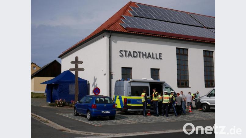 Mit einem Büromobil und einem Durchsuchungspavillon war die Kontrollstelle der Polizei am Freitag bei der Stadthalle in Waldsassen gut auf alle Eventualitäten vorbereitet. Bild: hmr