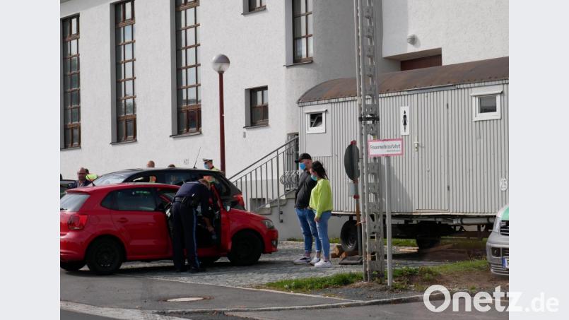 Intensiv wurden einige Fahrzeuge zum Beispiel nach Drogen oder verbotenen Gegenständen durchsucht. Bild: hmr