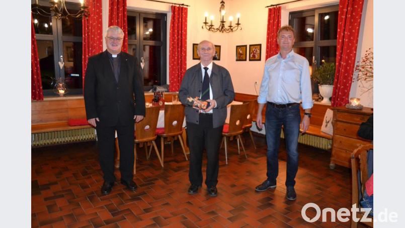 Diözesanpräses Karl Dieter Schmidt (links) und Gotthard Winter aus Tännesberg verabschieden Bezirkspräses Josef Most (Mitte). Bild: gi