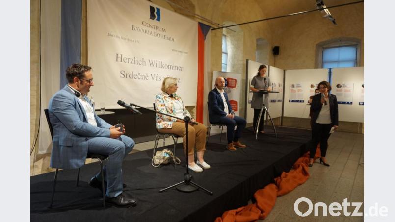 CeBB-Leiterin Veronika Hofinger (rechts) hieß als Teilnehmer der Podiumsdiskussion (von links) MdL Tobias Gotthardt, Petra Ernstberger, Geschäftsführerin des Deutsch-Tschechischen Zukunftsfonds und Bürgermeister Václav Bernard (Všeruby) willkommen. Die Moderation übernahm Bára Procházká. Im Hintergrund rechts die Paneele der Ausstellung mit den Statements zu "30 x 10 für Europa". Bild: eib
