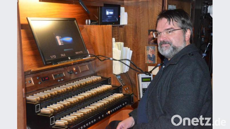 Alexander Pointner sorgte an der Eisenbarth-Orgel für den Ton. Bild: Kunz