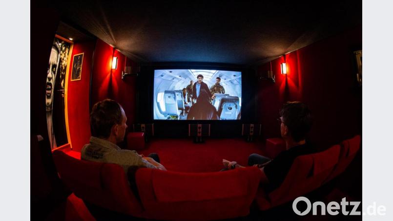 Film ab! Sobald der Blu-Ray-Player einen Action-Kracher oder einen Grusel-Schocker abspielt, fühlt sich der Zuschauer dank 11.2-Anlage und einer über drei Meter breiten Leinwand, als wäre er mittendrin. Bild: gld