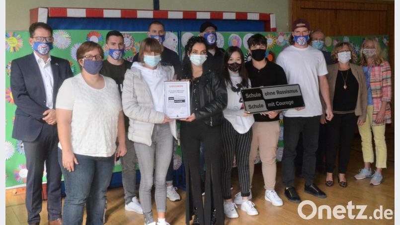 Die Pestalozzischule trägt jetzt das Siegel &quot;Schule ohne Rassismus– Schule mit Courage.&quot; Bild: Kunz