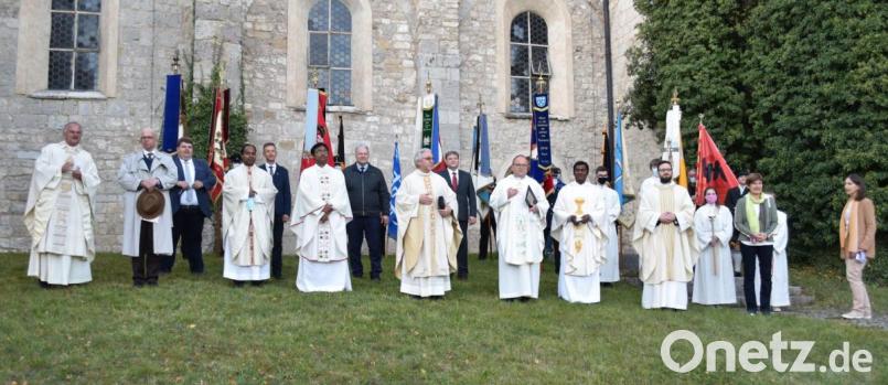 Gruppenbild mit Fahnenabordnungen, Geistlichkeit und Ehrengästen vor der Kastler Klosterkirche. Bild: no