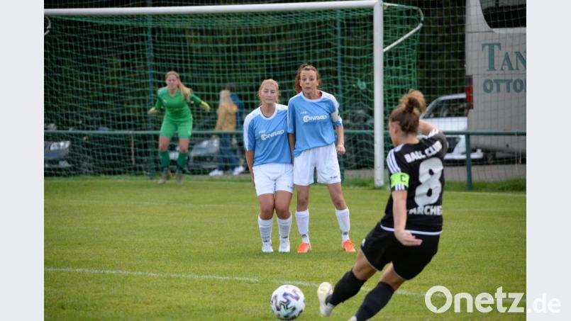 Die Zwei-Frau-Mauer des TSV Theuern mit Nina Hefner und Lena Götz steht gut: Der TSV blieb im Landesligaduell mit dem BCF Wolfratshausen ohne Gegentor und siegte mit 3:0. Bild: Andreas Brückmann