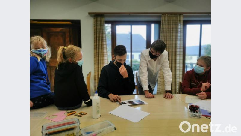 Mund-Nasen-Schutz war Pflicht beim Ministrantentag in Fuchsmühl. Das tat dem guten Miteinander aber keinen Abbruch. Bild: Kath. Jugendstelle Tirschenreuth/exb