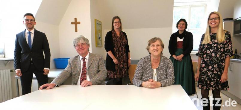 Amtsgerichtsdirektorin Petra Froschauer (sitzend rechts) und ihr Stellvertreter Peter Jung (sitzend links) stellten die Neuzugänge am Amtsgericht Schwandorf vor. Das Bild zeigt stehend von links: Michael Striegl, Franiska Hofmann, Tanja Raab und Kathrin Heitzer. Bild: Hirsch