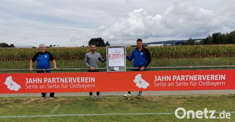 Präsentieren stolz das Transparent: Sepp Anzer, Ehrenvorsitzender des SV Diendorf, der Fanbeauftragte des SSV Jahn Regensburg, Sebastian Blödt, und , Thomas Ehemann, Abteilungsleiter Fußball SV Diendorf.(von links) Bild: Uli Süßmann/exb