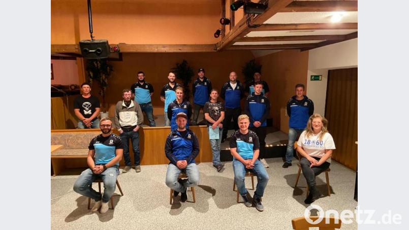 Der neu formierte Vorstand um (vorne, von rechts) Schriftführerin Ramona Moll, Vorsitzenden Matthias Brenner, Stellvertreter Andreas Karl und Kassier Daniel Bäumler. Bild: gz
