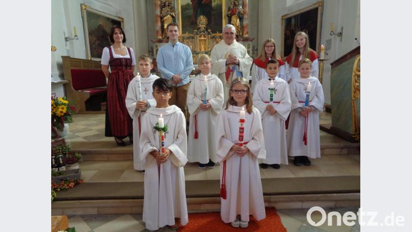 Timo Brunner und Ella Röhrl (vorne, von links), Leon Ederer, Jakob Köppl, Charly Kramer und Phillip Legl (Mitte, von links) feierten Erstkommunion. An diesem Tag begleiten sie (hinten, von links) Rektorin Christine Losch, Klassleiter Andreas Waldmann und Pfarrer Eugen Wismeth. Bild: amö