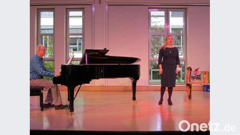 Auf Benedikt Boßles besonderen Wunsch intonierten Brigitte Bayer und Peter Steinfelder das Schubert-Lied &quot;An Silvia&quot;. Bild: aks