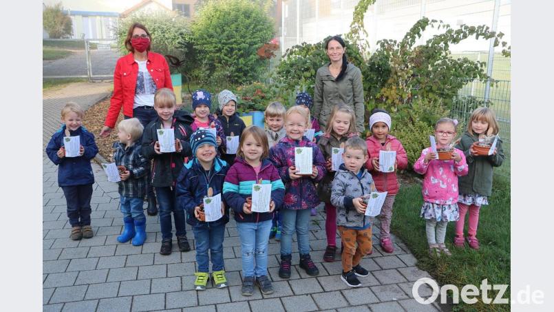 Strahlende Kinder mit Birgit Bär und Kindergartenleiterin Sonja Winter. Bild: gru