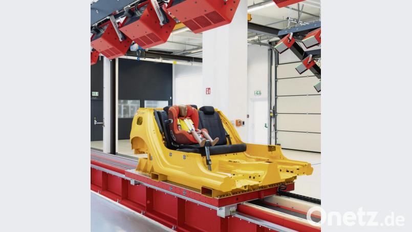 Einem riesigen Labor gleicht die Crashanlage für Kindersitze der Firma Cybex in Bayreuth. Die aufwendige Technologie dient zuvorderst der Sicherheit. Bild: Cybex
