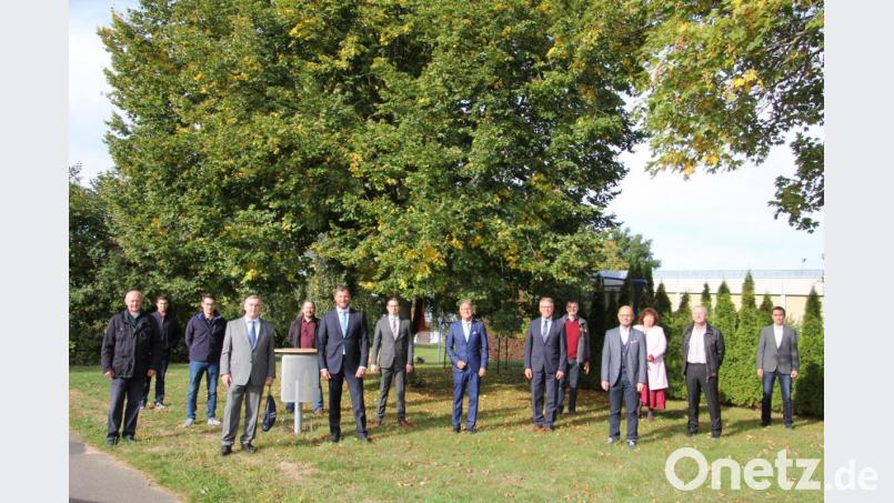 Gruppenbild der Tirschenreuther CSU und weiterer Gäste vor der stattlichen Linde beim Stiftland-Gymnasium. Bild: kro