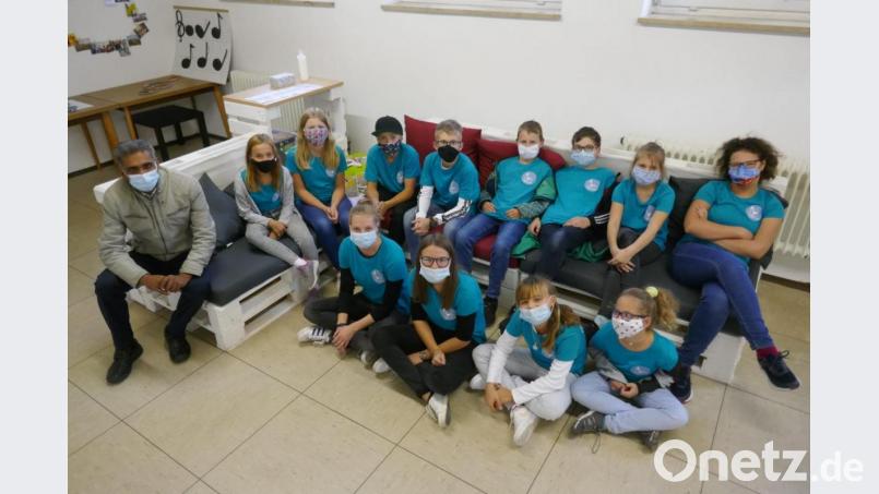 Zehn Ministrantinnen und Ministranten beteiligten sich an dem "Ministrantentag dahoam", den sich die Pfarrei Bärnau ausgedacht hatte. Pater Joy, (links), Oberministrantin Eva Glowka (vorne, links), Pastoralreferent Maximilian Pravida und weitere Betreuerinnen halfen bei der Durchführung des Tages nach den Vorgaben aus Bärnau. Bild: ld