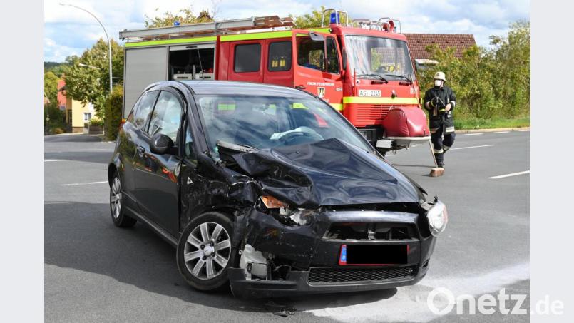 Montagmittag kam es bei Edelsfeld zu einem Unfall auf der Bundesstraße 85. Die Unfallverursacherin musste leichtverletzt ins Krankenhaus. Bild: gf