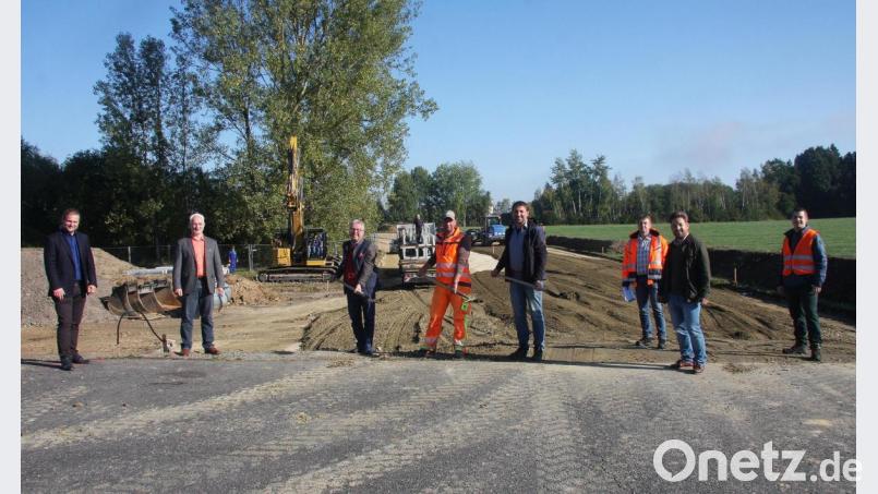 Beim Festakt an der Baustelle erfolgte auch der offizielle Spatenstich. Dabei waren (von links) Dritter Bürgermeister André Putzlocher, Geschäftsleiter Thomas Weiß, Bürgermeister Toni Dutz, Polier Andreas Bomann, Diplom-Ingenieur Andreas Schön, Thorsten Meiler (Verwaltung), Zweiter Bürgermeister Michael Dutz und David Schübel (TNL-Energie). Bild: wro