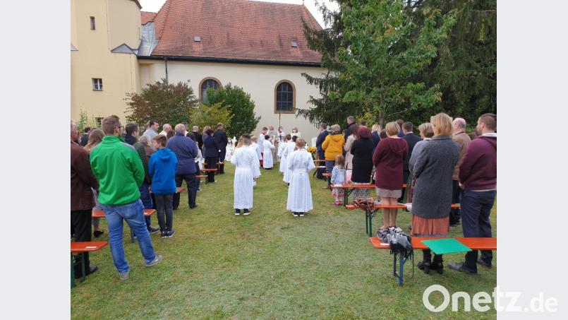 Mit den Kommunionkindern kam auch der Sonnenschein in den Pfarrgarten. Bild: dlu
