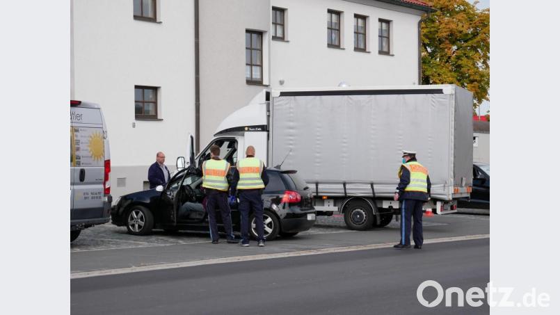 Ein breites Spektrum an möglichen Verstößen hatten die Einsatzkräfte zu bearbeiten. Hierzu gehörte auch die Verkehrssicherheit von Fahrzeugen oder die Ladungssicherung. Bild: hmr