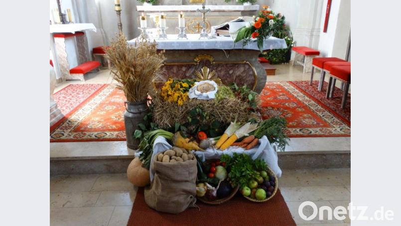 Eine reiche Ernte an zahlreichen Gemüse- und Obstsorten, sowie Brot und Getreide zierten den Altar in Trevesen. Bild: twg