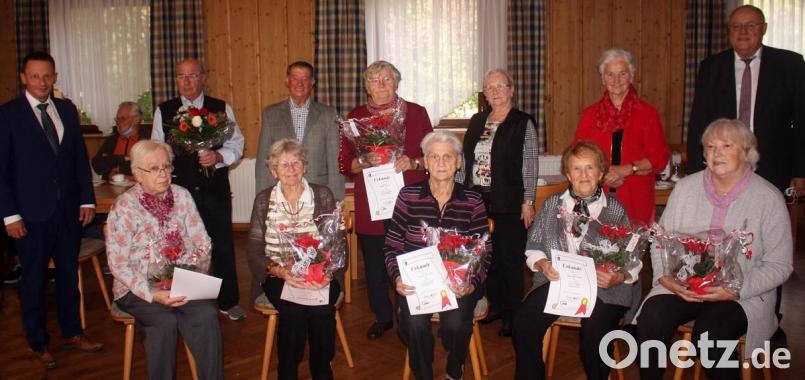 Zum 50-jährigen Jubiläum ehrt der AWO-Seniorenclub Rudolf Maresch viele Mitglieder ein für langjährige Treue. Bild: R. Kreuzer