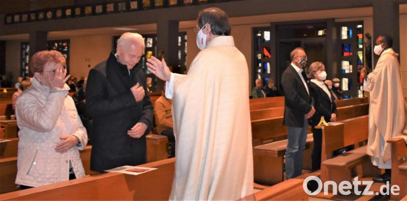 19 Ehepaare werden in der in der Friedenskirche während des Dankgottesdienstes gesegnet. Bild: rgr